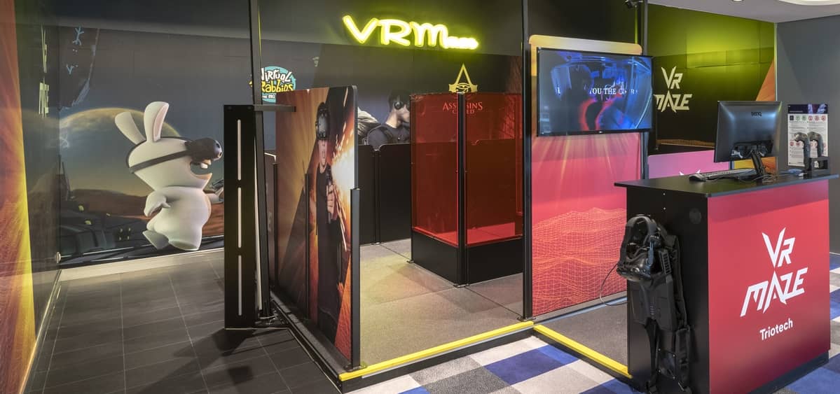 3- VR MAZE <br> DIVE INTO A VIRTUAL LABYRINTH