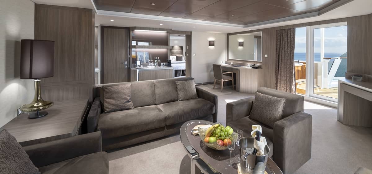 5- THE MSC YACHT CLUB <br> PREMIUM SUITES AND EXCLUSIVE SPACES