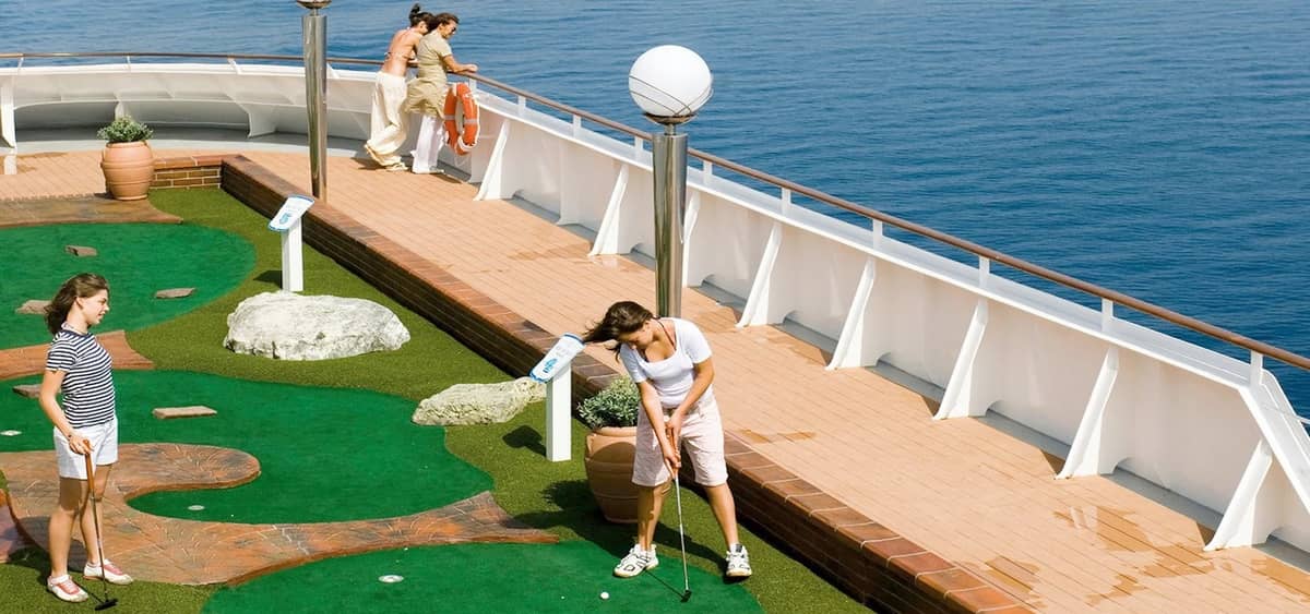2- MINI-GOLF <br> THE GREEN WITH AN OCEAN VIEW