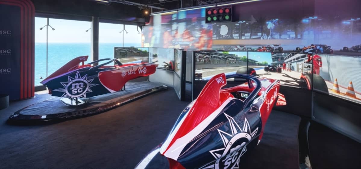 2- F1 SIMULATOR <br> FEEL THE CIRCUIT’S ADRENALINE