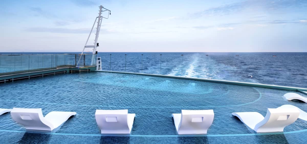 3- INFINITY POOL <br> UNBEATABLE OCEAN VIEWS FROM THE STERN