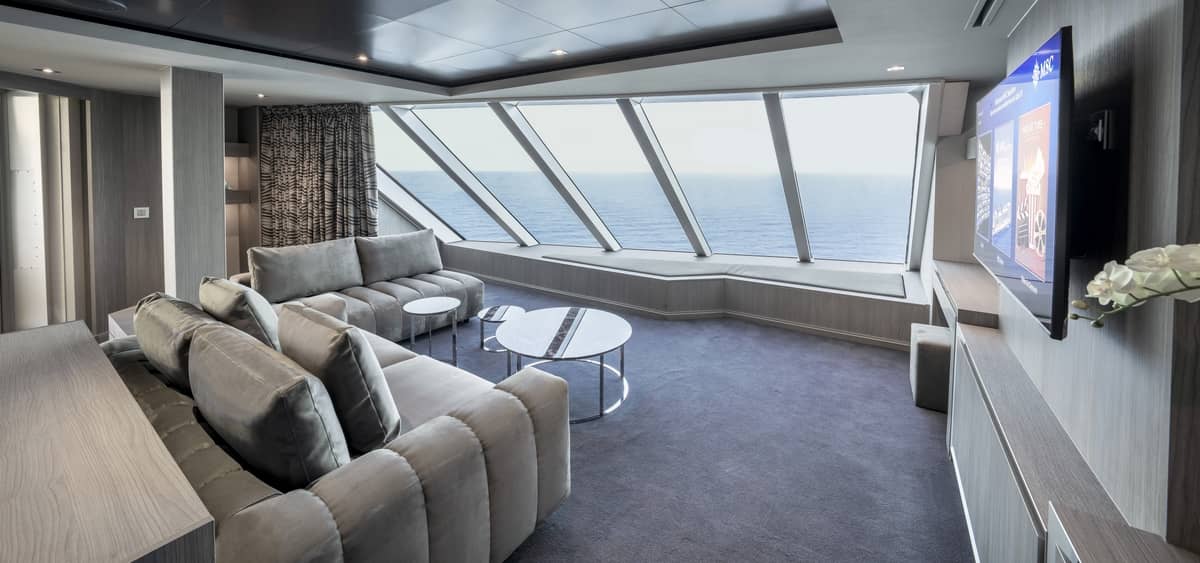 5- THE MSC YACHT CLUB <br> ELEGANT SUITES AND BESPOKE SERVICE