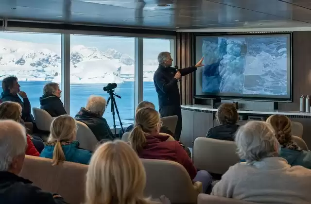 Exceptional lectures with leading experts from around the world