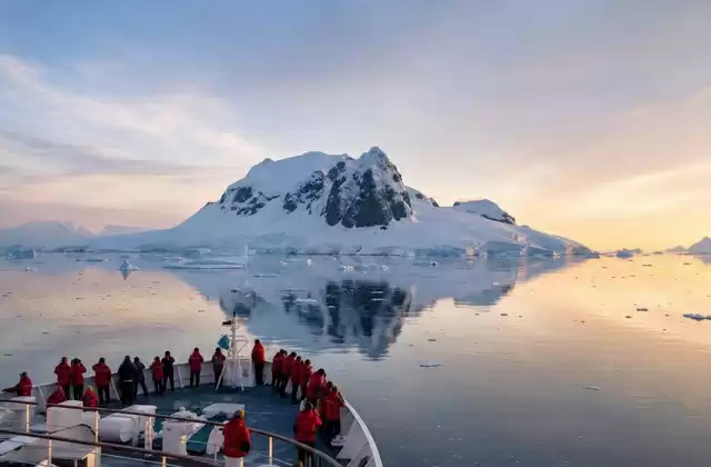 Crossing the Antarctic Circle (66°33' S)