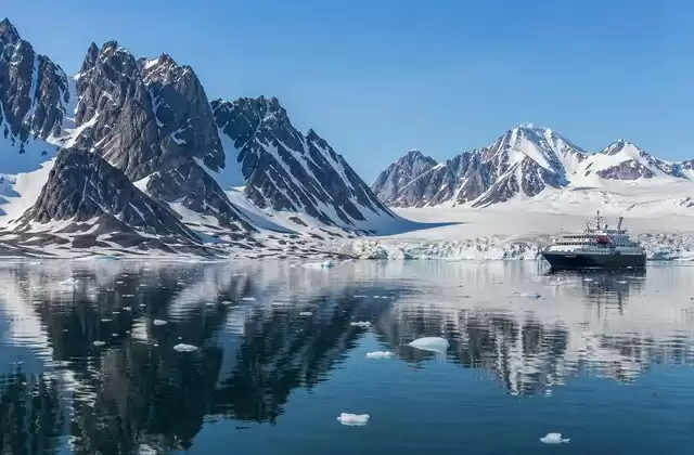 Sailing through Magdalenefjord