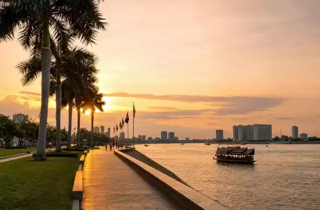 Tonlé Sap riverfront