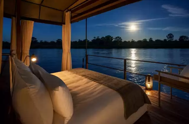 Floating lodge or intimate ship