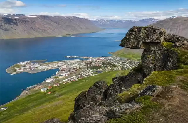Hiking to Naustahvilft