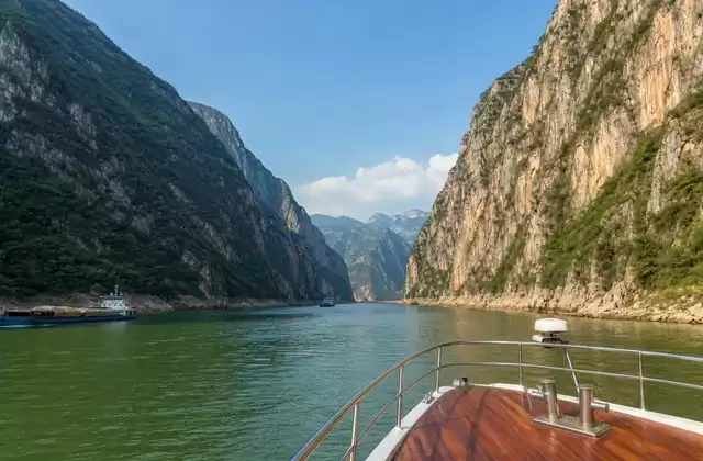 Sailing through Qutang Gorge