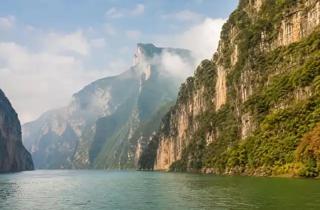 Traveling through Wu Gorge