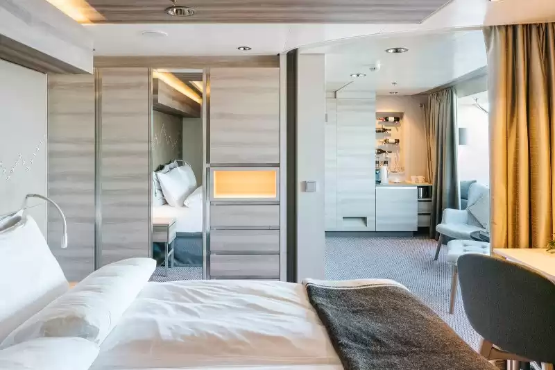 Corner suite