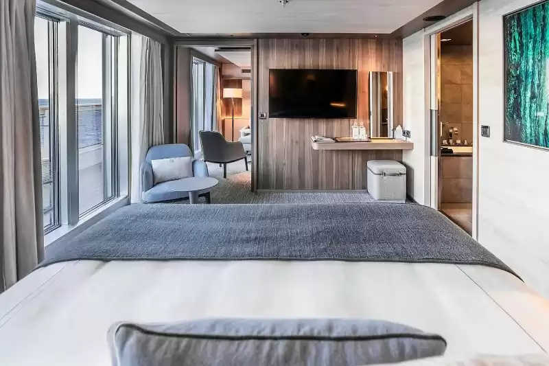 Privilege Suite Deck 8