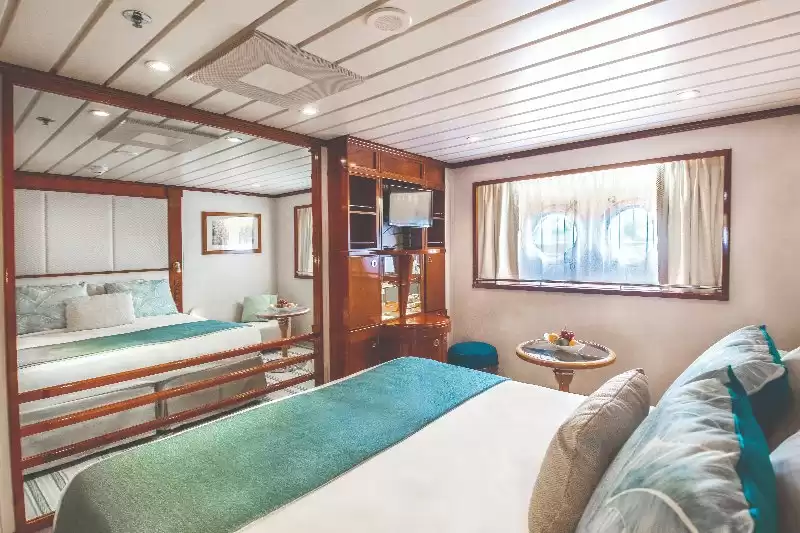 Oceanview cabin with porthole