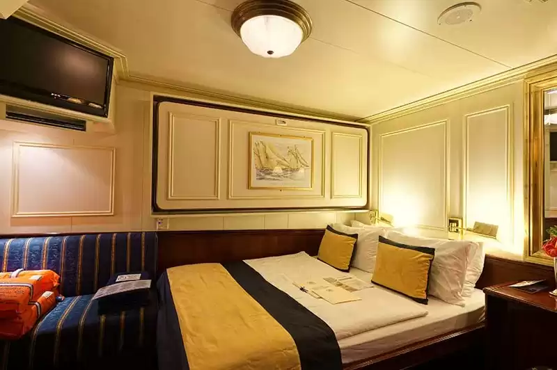 Inside Cabin – Category 6