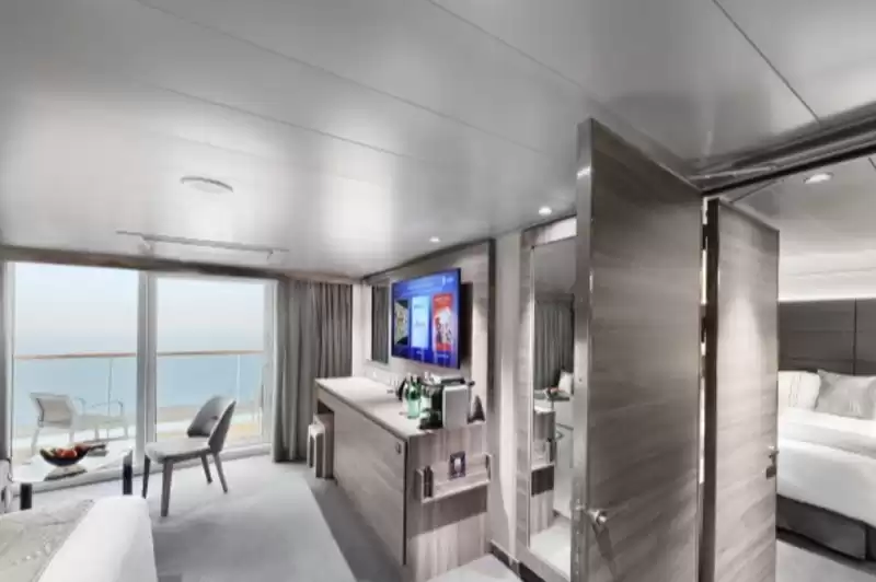 Deluxe yacht club suite 